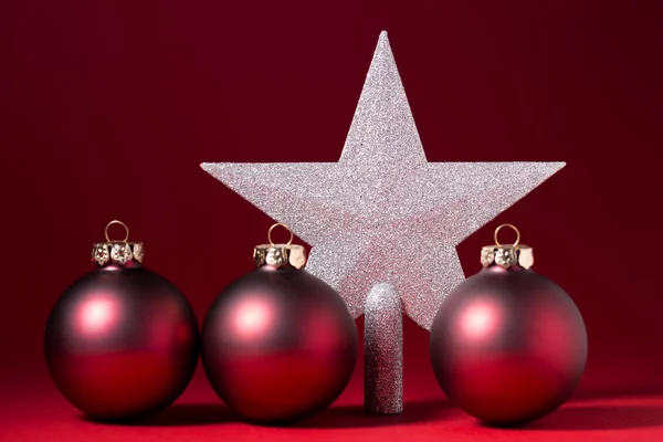 Estrela de Natal com bolas de Natal — Fotografia de Stock