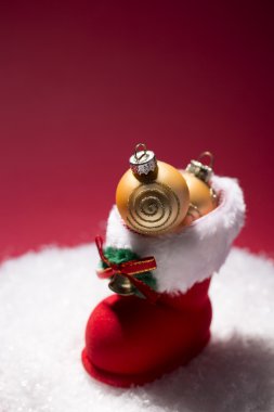 Noel Boot kar arka plan üzerinde Noel topları