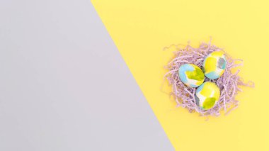 Konfetili yassı paskalya kompozisyonu, modaya uygun renklerde yumurtalar, tebrik kartı metni için kopyala-yapıştır, afiş