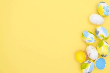 Düz paskalya kompozisyonu bir grup yumurtanın modaya uygun renklerde olduğu tebrik kartı metni ve afiş için kopyala-yapıştır ile yatıyordu
