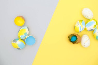 Düz paskalya kompozisyonu bir grup yumurtanın modaya uygun renklerde olduğu tebrik kartı metni ve afiş için kopyala-yapıştır ile yatıyordu