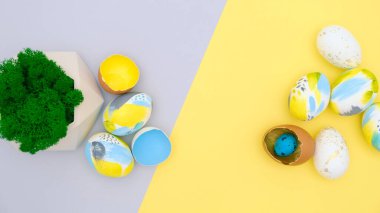 Düz paskalya kompozisyonu bir grup yumurtanın modaya uygun renklerde olduğu tebrik kartı metni ve afiş için kopyala-yapıştır ile yatıyordu
