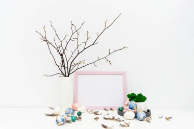 Metin için boş fotoğraf çerçevesi, maket. Paskalya tavşanı. Paskalya yumurtalarıyla moda Paskalya bayramı kompozisyonu. 