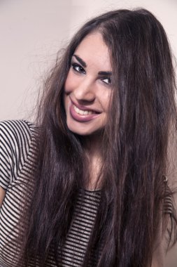 güzel bir genç kadın iç çamaşırlarıyla poz