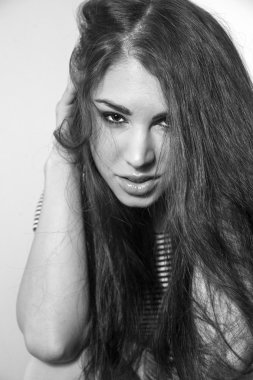 güzel bir genç kadın iç çamaşırlarıyla poz