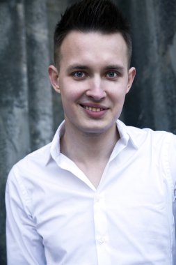 şık giyinmiş yakışıklı genç