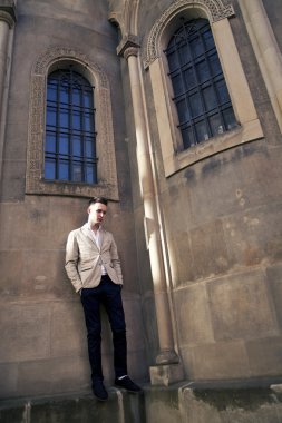 yakışıklı bir genç adam sokakta yürürken şık portresi