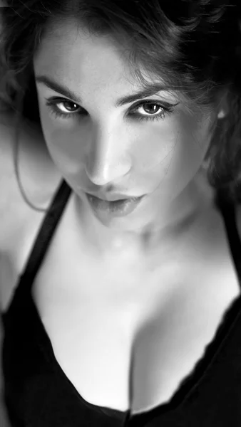 Schwarz-Weiß-Porträt einer schönen jungen Frau — Stockfoto