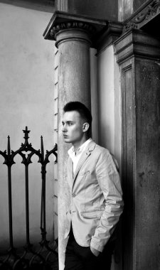 Şık giysiler başarılı yakışıklı genç gösterir