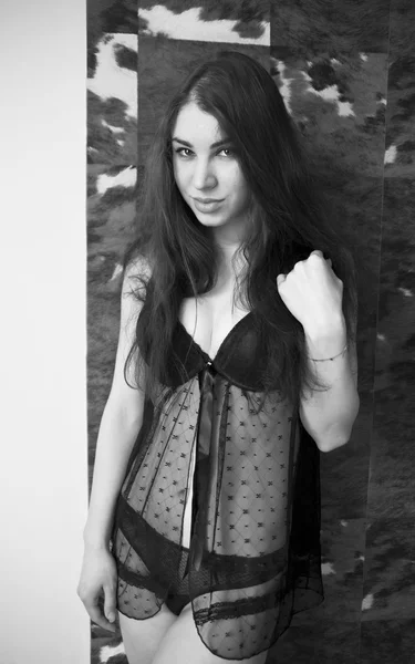 Güzel genç kadın yatak odasında siyah iç çamaşırı — Stok fotoğraf