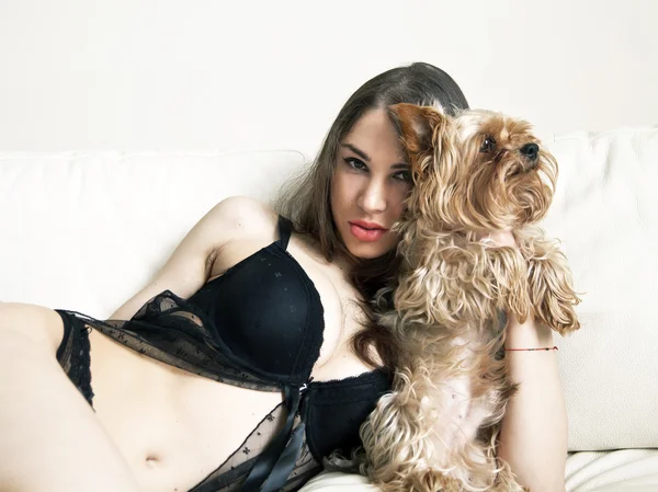 Güzel genç kadın yatak odasında siyah iç çamaşırı — Stok fotoğraf