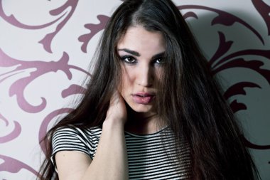 Siyah beyaz güzel bir kadının portresi.