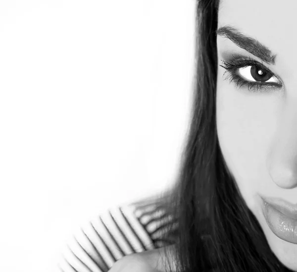 Портрет красивой молодой женщины в черно-белом — стоковое фото