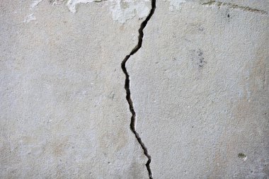 Evin gri beton duvarında büyük bir çatlak var. Kapatın. Binaların yıkılması, inşaatın ihlali..