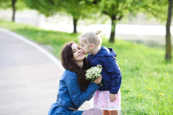 Κοριτσάκι Μπλε Σακάκι Φιλάει Μητέρα Της Και Της Δίνει Ένα — Φωτογραφία Αρχείου