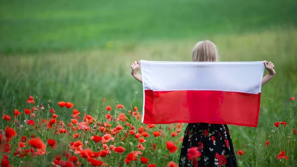 Blondýnka Držící Vlajku Polska Makovém Poli Zadní Pohled Polský Den — Stock fotografie