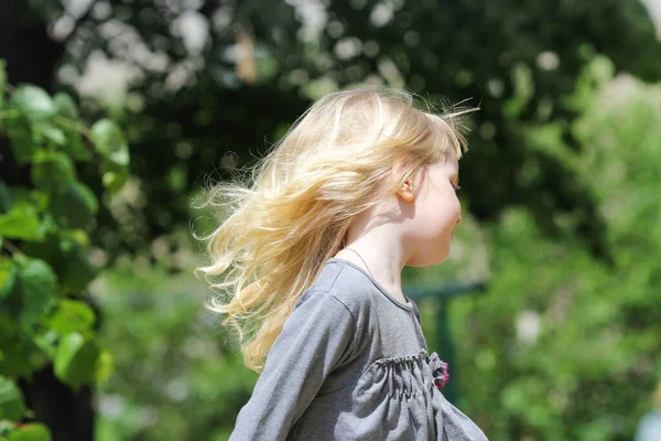 Маленька Дівчинка Світлим Волоссям Тікає Сонячний День Концепція Активних Дітей — стокове фото