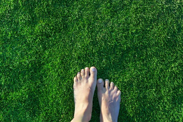 Blote Vrouwelijke Voeten Groen Gras Bovenaanzicht Kopieer Ruimte Zomertijd Ontspannen — Stockfoto