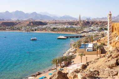 Arka planda Sharm El Maya Körfezi, Kızıl Deniz ve Sina Dağları. Mısır 'da tekne gezileri, geziler, Sharm el-Sheikh. Seyahat ve turizm kavramı.