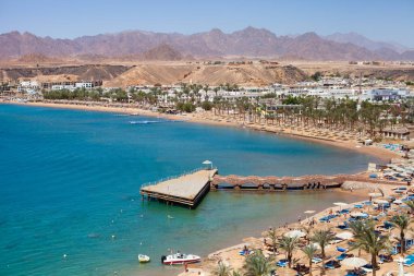 Sharm el-Sheikh, Sharm El Maya Körfezi. Arka planda Kızıl Deniz ve Sina Dağları. Mısır 'a turlar, seyahat ve turizm konsepti.