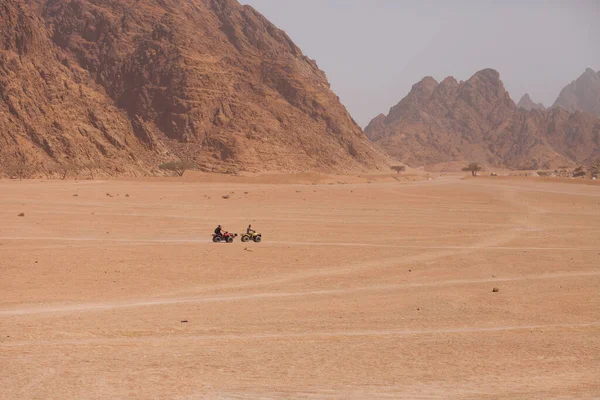 Люди Ездят Квадроциклах Египетской Пустыне Путешествия Туризм Экскурсии Отдых Природе — стоковое фото