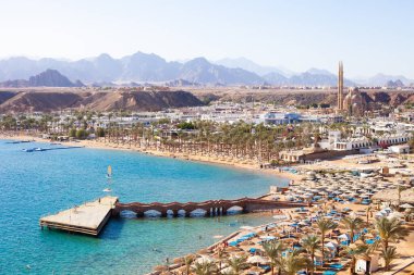 Sharm el-Sheikh, Sharm El Maya Körfezi. Arka planda Kızıl Deniz ve Sina Dağları. Mısır 'a turlar, seyahat ve turizm konsepti.