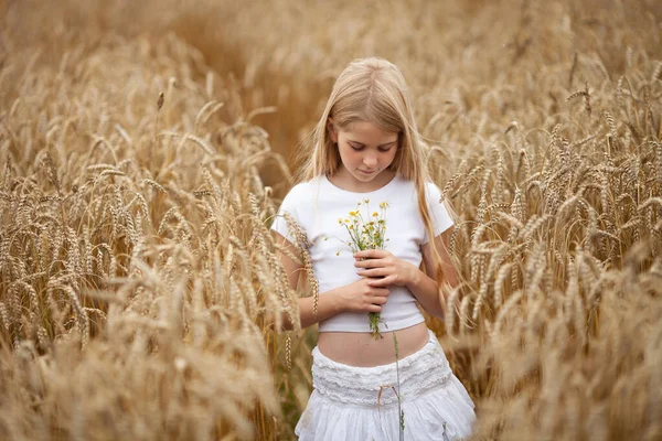 Pretty Blond Girl White Clothes Holding Small Bouquet Daisies Wheat — Stock Photo, Image