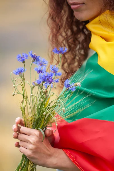 Mujer Cubierta Con Bandera Lituania Sosteniendo Ramo Acianos Azules Campo — Foto de Stock