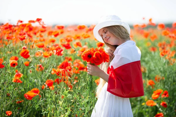 Chica Rubia Cubierta Con Bandera Polonia Sosteniendo Ramo Amapolas Campo —  Fotos de Stock