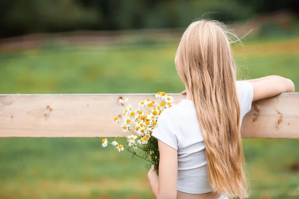 Młoda Dziewczyna Długimi Blond Włosami Pobliżu Drewnianego Ogrodzenia Farmie Widok — Zdjęcie stockowe