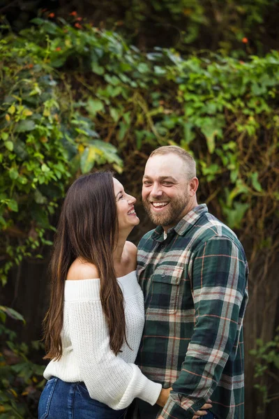 A young couple in their thirties is outdoors — Stock Photo, Image