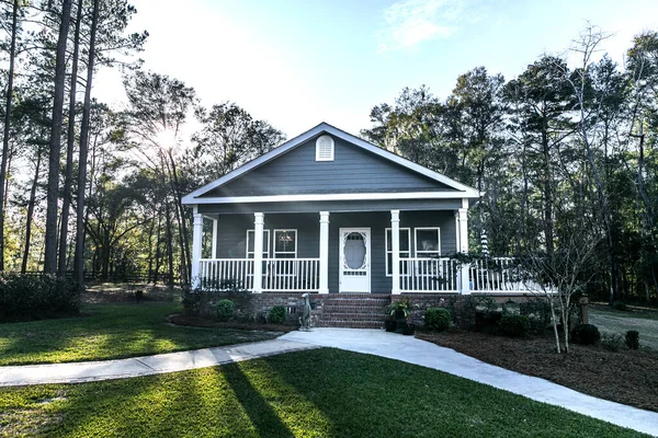 Pequeña casa móvil gris azul con un porche frontal y lateral con barandilla blanca —  Fotos de Stock