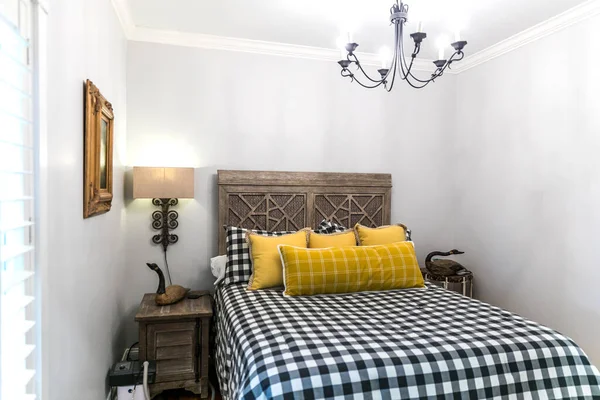 Небольшая гостевая комната с деревянной кроватью — стоковое фото