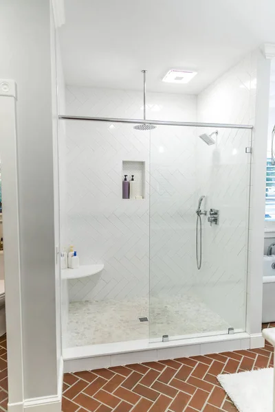 Large white renovated master bathroom with red brick floors — Stock Photo, Image