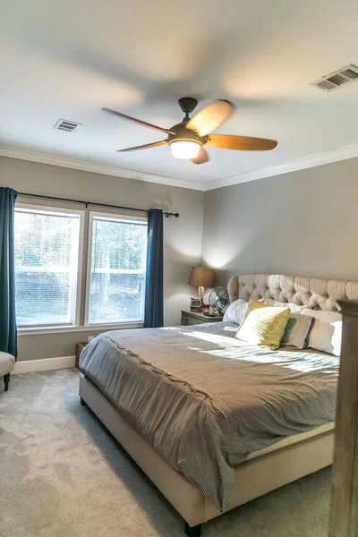 Amplio dormitorio principal alfombrado beige con cama king size —  Fotos de Stock