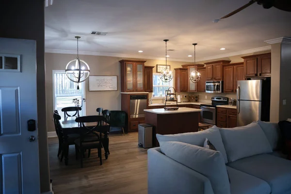 Pequeña cocina de madera oscura renovada con vista al comedor y sala de estar —  Fotos de Stock