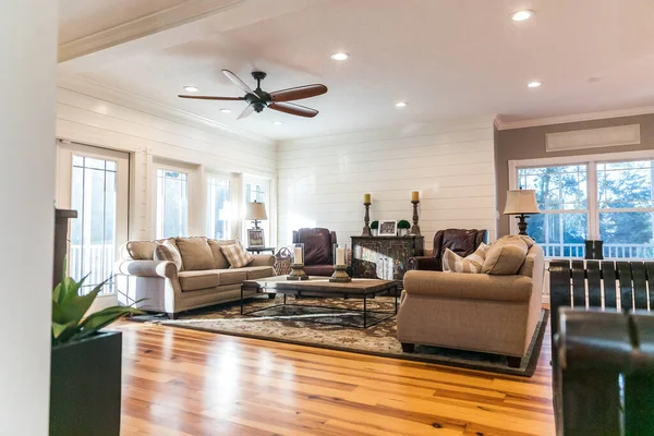 Una nueva adición de una sala de estar actualizada y una guarida con pisos de madera de pino — Foto de Stock