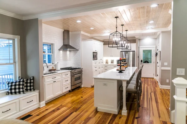 Amplia cocina blanca renovada con azulejos de metro texturizados, luces de hierro negro y pisos de madera de pino — Foto de Stock
