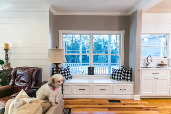 Asiento de ventana entre cocina blanca con baldosas de metro texturizadas y una sala de estar — Foto de Stock