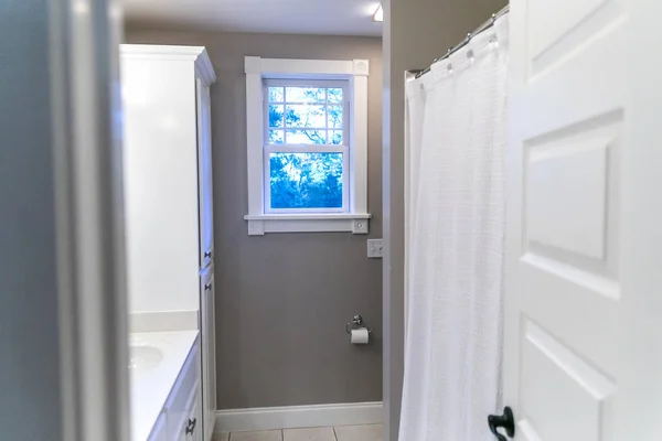 Небольшая недавно отремонтированная ванная комната для гостей — стоковое фото
