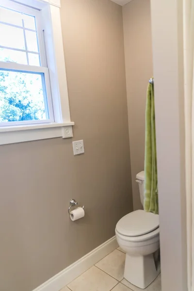 Small recently renovated guest bathroom — Stock Photo, Image