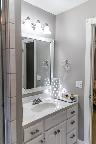 Маленькая белая ванная комната с одной раковиной — стоковое фото