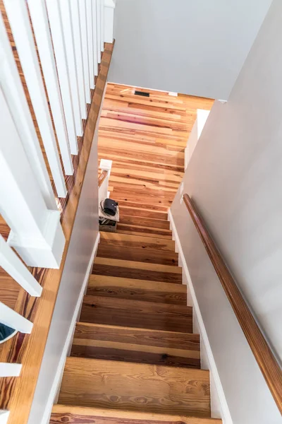 Escalera de madera de pino claro con barandilla — Foto de Stock