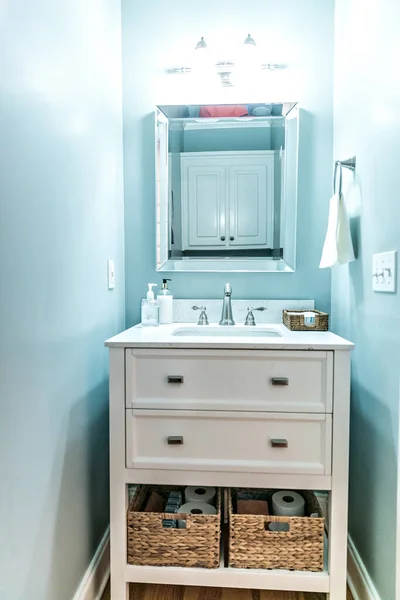 Небольшая недавно отремонтированная ванная комната для гостей — стоковое фото