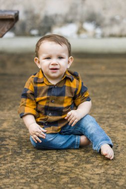 Bir erkek bebek. 11 aylık. Kışın şehir merkezinde..