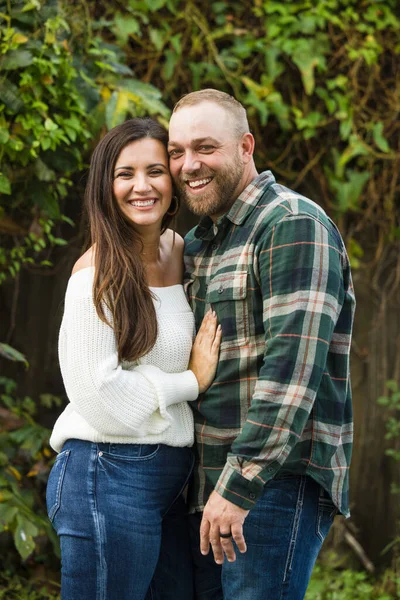 Una joven pareja de unos treinta años está al aire libre —  Fotos de Stock