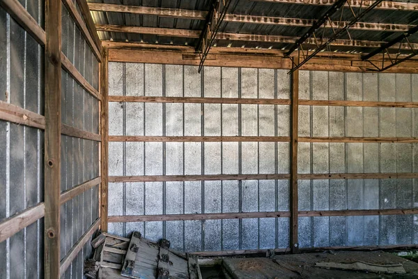 Una griglia in metallo e legno pareti interne esterne e soffitto preso dall'interno — Foto Stock