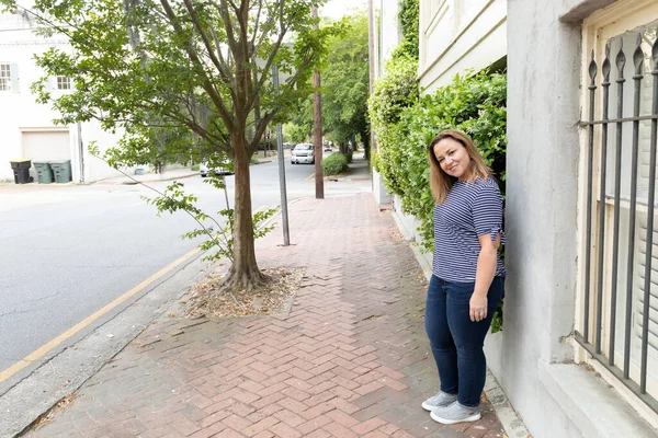 Samotna kobieta po czterdziestce na zewnątrz w Savannah, Georgia wiosną — Zdjęcie stockowe