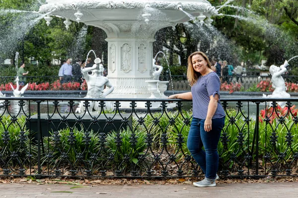 Een alleenstaande vrouw van in de 40 in Savannah, Georgia in het voorjaar — Stockfoto