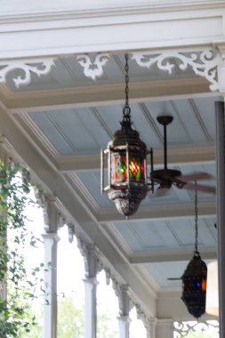 Viktorya döneminden kalma bir evin verandasında asılı cam fenerler.